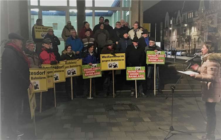 Bundestagsabgeordnete Nicole Westig bei der Dienstags-Demo gegen Bahnlärm in Neuwied Privat.