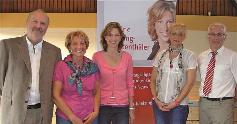 Bundestagsabgeordnete Sabine Bätzing-Lichtenthäler (Mitte) bedankte sich beim Referenten und den Vertretern der Kooperationspartner. privat