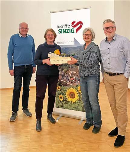 Bundestagsabgeordnete Tabea Rößner gemeinsam mit den Sprechern der Sinziger Grünen Hardy Rehmann und Ruth Pütz sowie dem Organisator des Abends, Ralf Urban. Foto: Ralf Urban