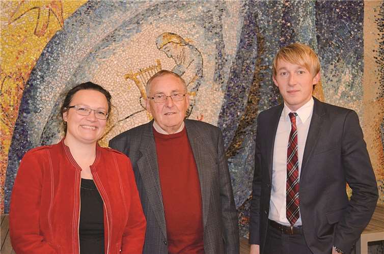 Bundestagsabgeordneten Andrea Nahles gratuliert ihrem Parteifreund Toni Schüller aus Kottenheim zur Freiherr-vom-Stein-Plakette. privat