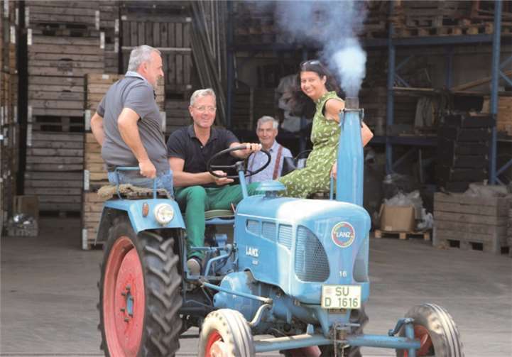 Bundestagsabgeordneten Norbert Röttgen mit einem ganz besonderen Geburtstagsgeschenk.F. Jäger