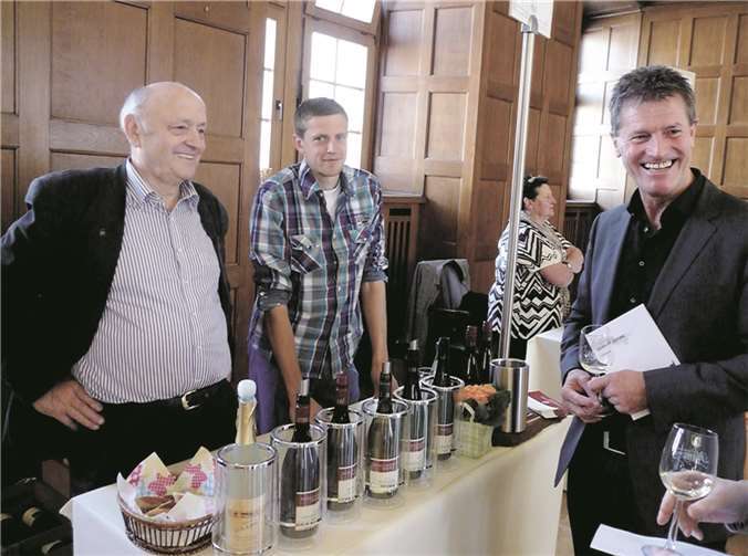 Bundestagsabgeordneter Detlev Pilger aus Koblenz genoss den Termin sichtlich, bei dem er nicht nur am Stand von Toni Reif und dessen Enkel Sebastian edle Tropfen verkosten konnte. BSB