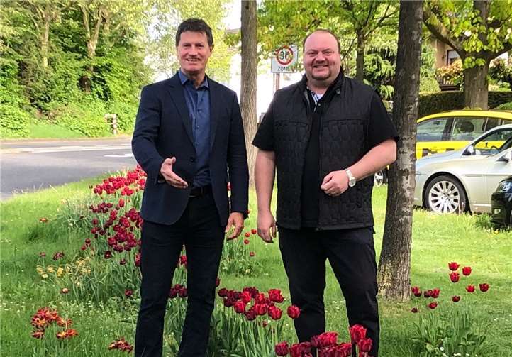 Bundestagsabgeordneter Detlev Pilger und Ratsmitglied Thorsten Schneider freuten sich angesichts der blühenden Frühlingsboten.  privat