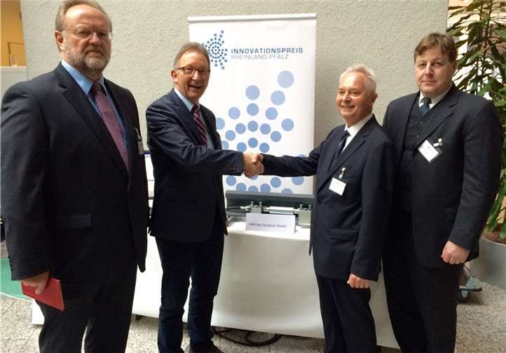Bundestagsabgeordneter Erwin Rüddel (2.v.l.) gratuliert Siegfried Pieper zum Innovationspreis des Landes Rheinland-Pfalz. privat