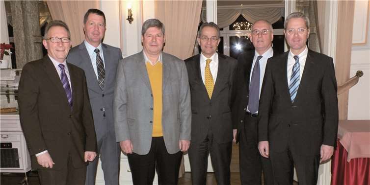 Bundestagsabgeordneter Erwin Rüddel, Bürgermeister Peter Wirtz, BI-Vorsitzender Willi Pusch, Botschafter Tim Guldimann, BI-Vorsitzender Gerd Kirchhoff und Bundestagsabgeordneter Dr. Norbert Röttgen vor der Diskussion um Bahnlärm.privat