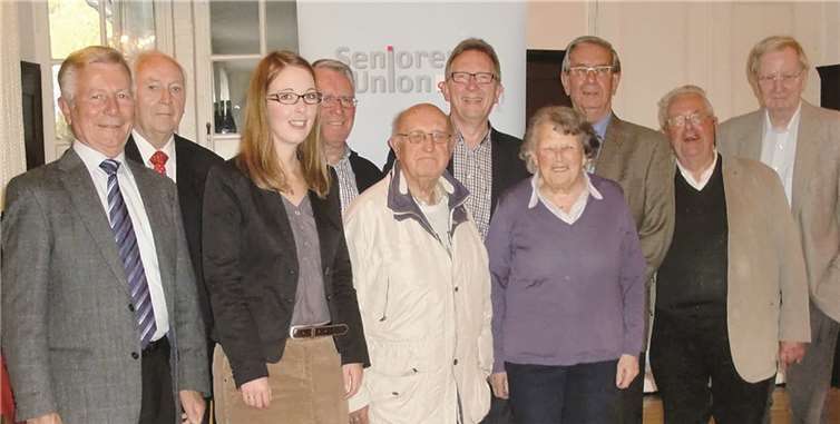 Bundestagsabgeordneter Erwin Rüddel (Mitte) und Landtagsabgeordnete Ellen Demuth (3.v.l.) mit dem Vorstand der Senioren Union im CDU-Kreisverband Neuwied unter Vorsitz von Wolfgang Löhrke (li.). privat