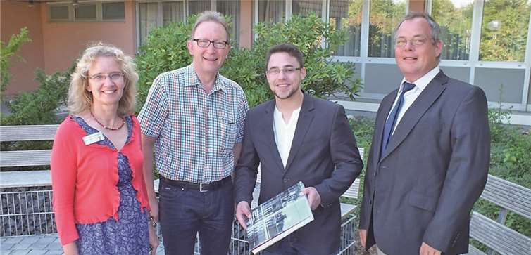 Bundestagsabgeordneter Erwin Rüddel gratulierte persönlich dem erfolgreichen Pflegeschüler Andreas Müller und überreichte ein Buchpräsent. Das freute auch Schulleiterin Sabine Czerwinka und Krankenhaus-Verwaltungsdirektor Thomas Werner. Reinhard Vanderfuhr