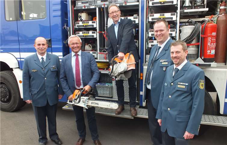 Bundestagsabgeordneter Erwin Rüddel und Landrat Achim Hallerbach beim THW Neuwied. Foto: Reinhard Vanderfuhr/Büro Rüddel