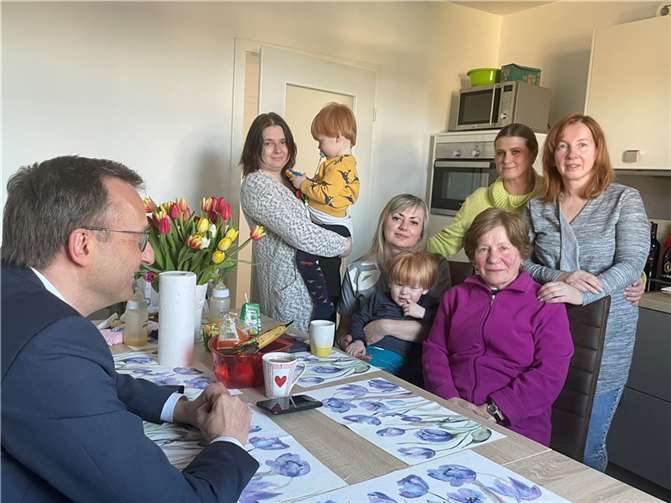 Bundestagsabgeordneter Josef Oster hat sich in Frücht mit ukrainischen Frauen getroffen. Quelle: Büro von Josef Oster