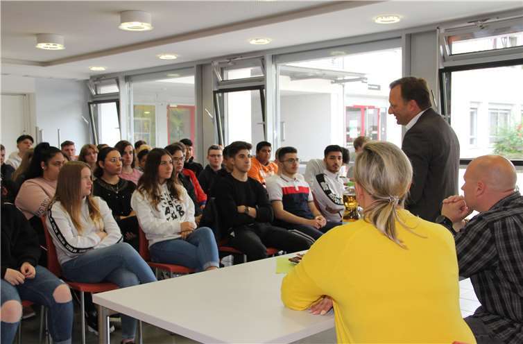 Bundestagsabgeordneter Josef Oster stellte sich den Fragen der interessierten Schüler. Foto: privat