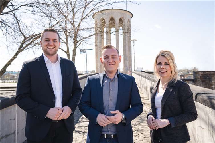 Bundestagsabgeordneter Martin Diedenhofen, SPD-Regionalgeschäftsführer Janick Helmut Schmitz und Landtagsabgeordnete Lana Horstmann freuen sich auf die weitere Zusammenarbeit. Foto: Martin Schmitz
