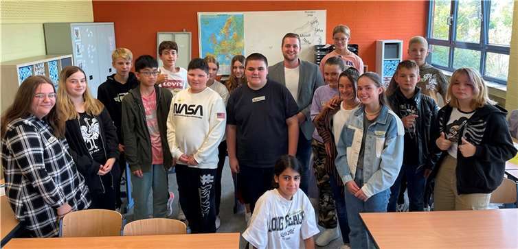 Bundestagsabgeordneter Martin Diedenhofen zu Besuch in der Klasse 8b der Realschule plus Puderbach.