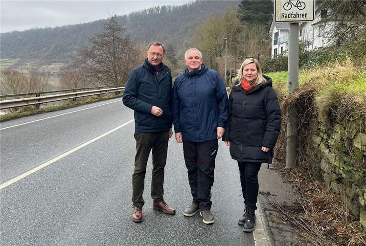 Bundestagsabgeordneter und CDU-Kreisvorsitzender Josef Oster mit Ortsvorsteher Thomas Jost (CDU) und dem Layer Ratsmitglied Daniela Nowak (CDU). Foto: Philip Rünz