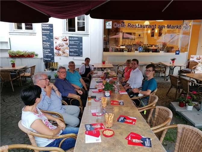 Bundestagskandidat Martin Diedenhofen (2.v.r.) beim Geselligen Abend des SPD OV Linz. Foto: privat