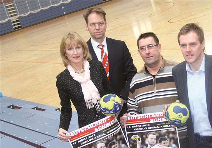 Bundestrainer Martin Heuberger (Zw.v.r.) schnupperte am Mittwoch schon einmal CONLOG-Arena-Luft. Mit ihm fiebern dem Länderspiel am 10. März entgegen (v.l.): Bürgermeisterin Marie-Theres Hammes-Rosenstein, Arena-Geschäftsführer Volker Herb, HVR-Geschäftsführer Hermann-Josef Häring und HVR-Präsident Helmut Bündgen.RW