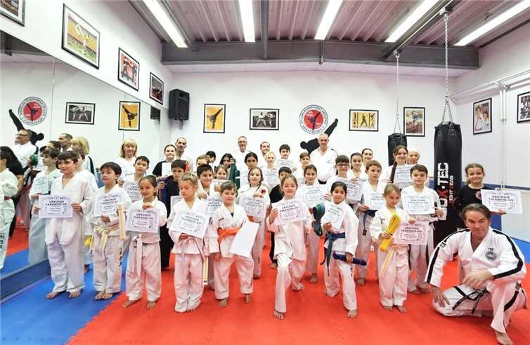 Bundestrainer der ITF-Germany Bernie Willems 9.Dan würdigte mit dem anwesenden Prüfungskomitee die Leistungen der stolzen Taekwondo Kids mit dem nächsthöheren Farbgürtel und deren Urkunde. Foto: WKA-Koblenz e.V.