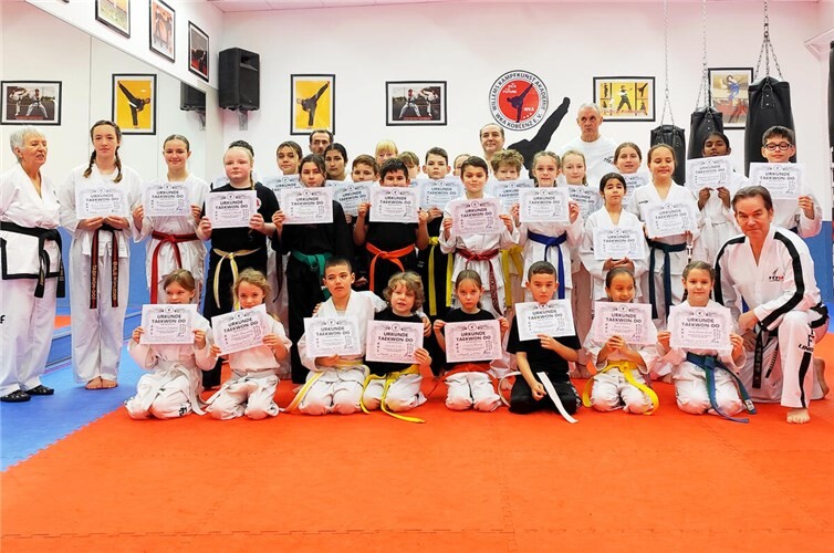 Bundestrainer der ITF-Germany Bernie Willems 9.Dan würdigte mit dem anwesenden Prüfungskomitee die Leistungen der stolzen Taekwondo Kids mit dem nächsthöheren Farbgürtel und deren Urkunde. Foto: WKA-Koblenz e.V.