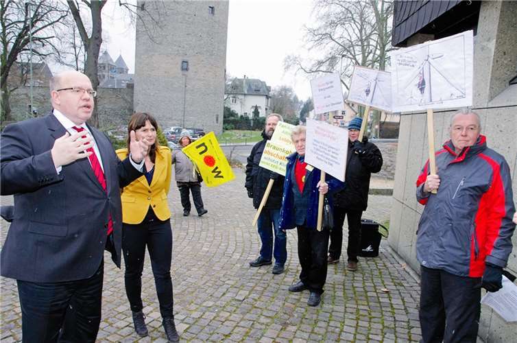 Bundesumweltminister Altmaier (l. mit Mechthild Heil) suchte offensiv den Kontakt zu den Demonstranten vor der Mittelrheinhalle. WPA