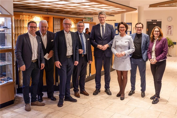 Bundesverkehrsminister Patrick Schnieder (4.v.r.) zu Gast beim Neujahrsempfang der CDU im Kreis Ahrweiler.  Foto: : C. Lipowski