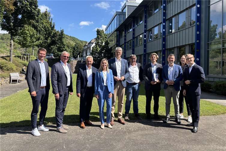 Bundesverkehrsminister Patrick Schnieder (5. v. l.) besprach mit dem CDU-Bundestagsabgeordneten Marlon Bröhr (4. v. r.), dem CDU-Landtagsabgeordneten Jens Münster (3. v. r.) und der Schnorpfeil-Geschäftsführung die Herausforderungen der Bauwirtschaft. Foto: Jablinski, BMV