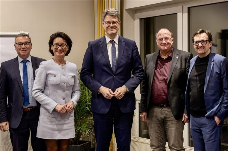 Bundesverkehrsminister Patrick Schnieder (Mitte) mit Michael Korden und Bürgermeister Guido Nisius (rechts) sowie MdL Petra Schneider und MdL Horst Gies (links).