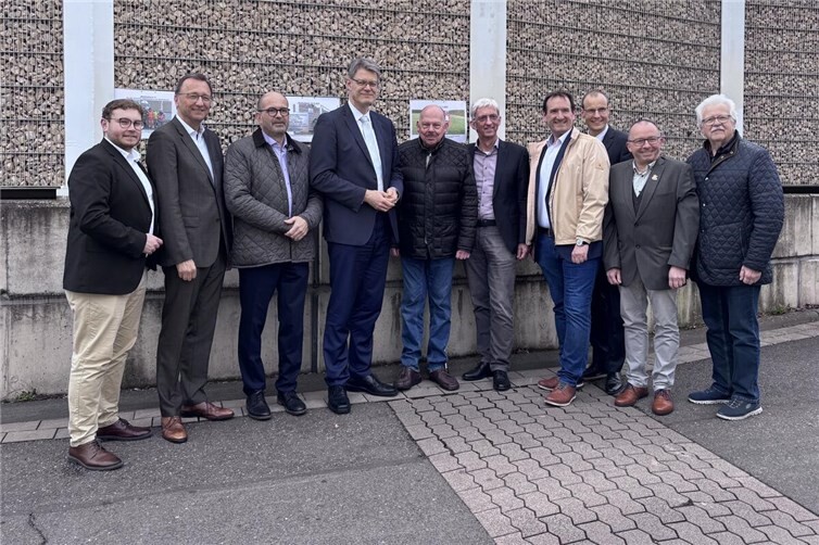 Bundesverkehrsminister Patrick Schnieder beim Ortstermin in der Bahnhofstraße in Weißenthurm.