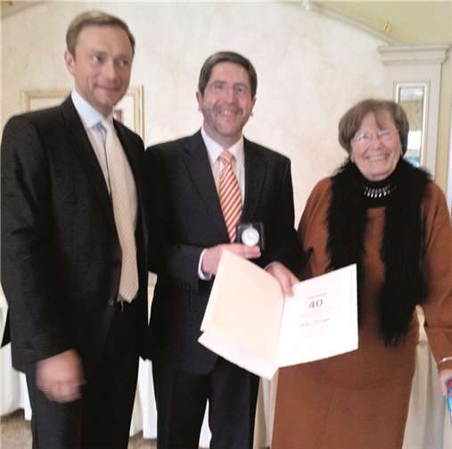 Bundesvorsitzender Christian Lindner (v.l.) und Kreisvorsitzender Jürgen Peter überreichen Telse Kraaz die Urkunde. privat