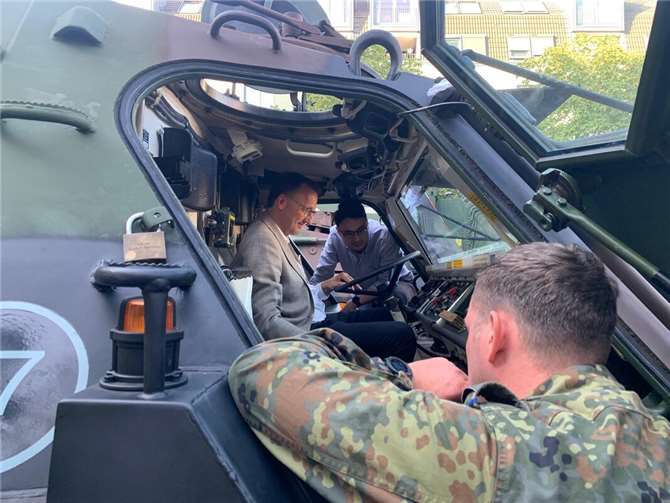Bundeswehr live und in (Tarn)-Farbe gab es beim Schängelmarkt in Koblenz. Der Wahlkreisabgeordnete Josef Oster und der Landtagskandidat Philip Rünz nutzten die Gelegenheit, sich mit den Beschäftigten der Bundeswehr auszutauschen und den Fuhrpark etwas genauer unter die Lupe zu nehmen.  Foto: Sandra Hürter