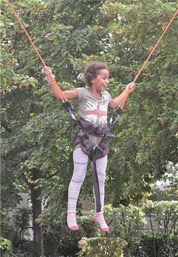 "Bungee-Jumping" sorgte bei den Kindern für Aufregung und Spaß.