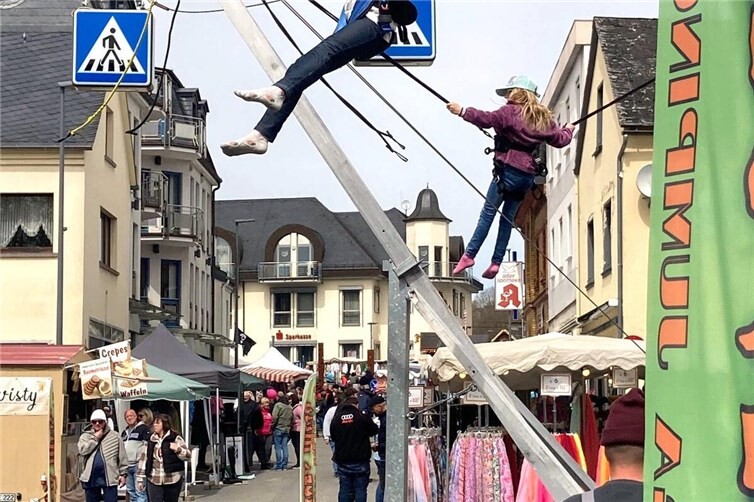 Bungee-Jumping und weitere Fahrgeschäfte lockten vor allem die kleinen Marktfreunde.