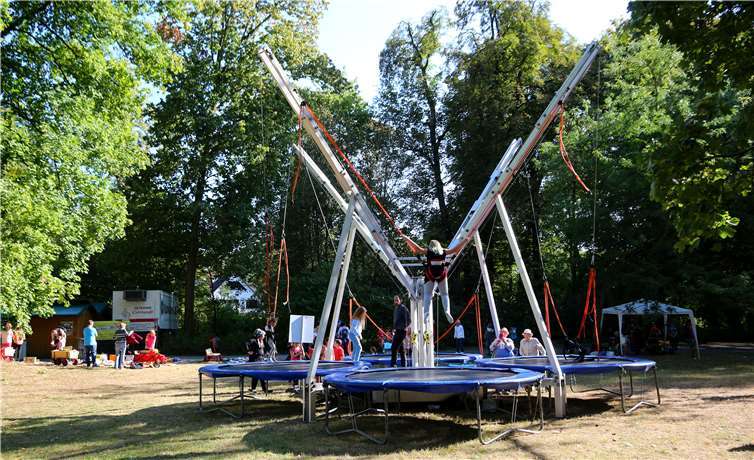 Bungee-Trampolin für die Kids.