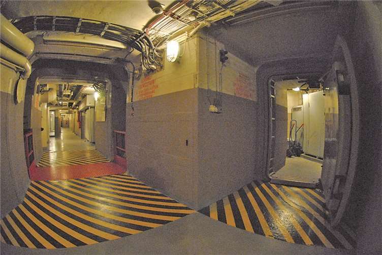 Bunkerzugang in Ahrweiler, durch den die „Eifel-Bunker-Tour“ am 26. Juli startet und anschließend die Besucher in die beiden Regierungsbunker von Bund und Land Nordrhein-Westfalen führt.eifel-bunker-tour.info