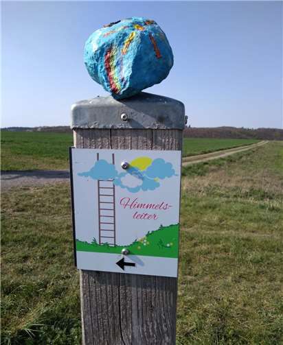 Bunt bemalte Steine findet man in der freien Natur. Foto: privat