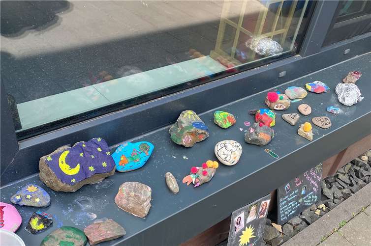 Bunt bemalte Steine waren eine Aufgabe, die die Kita Heimbach-Weis (Kinderplanet) ihren Kids stellte, und die zugleich anderen ein Lächeln ins Gesicht zaubern sollten. Fotos: Stadt Neuwied