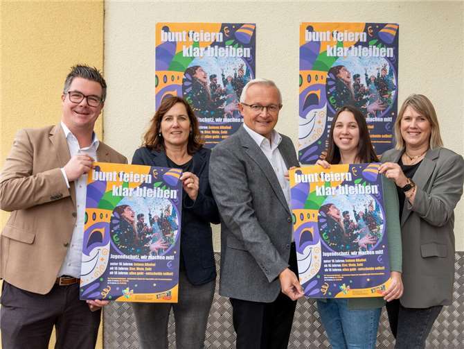 „Bunt feiern, klar bleiben“ ist der Titel des Informationsflyers 2025 zum Kinder- und Jugendschutz an Karneval. Gemeinsam mit Landrat Achim Hallerbach setzen sich dafür auch (von links) Bürgermeister Peter Jung, Tanja Buchmann von der Fachstelle Kinder- und Jugendschutz der Stadt Neuwied sowie Nicole Bauer und Simone Höhner von der Kreisjugendpflege ein.  Foto: Martin Boden / Kreisverwaltung Neuwied