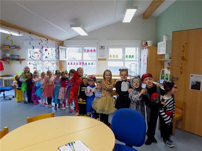 Bunt geschminkt und gut gelaunt zog die Polonaise vom Kindergarten zur benachbarten Vitushalle. Quelle: Kindergarten Burgbrohl