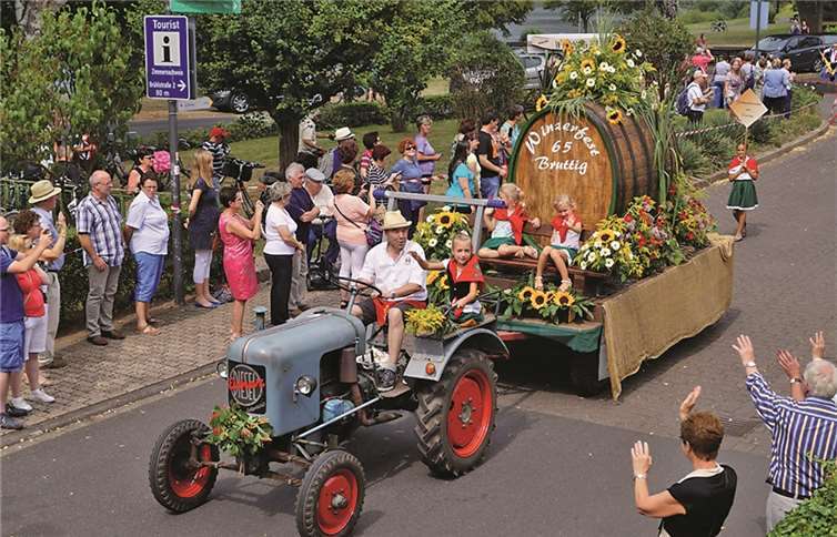 Bunt geschmückte Motivwagen, farbenfrohe Fußgruppen und originelle Outfits gab es im Festumzug in Bruttig zu sehen. TT