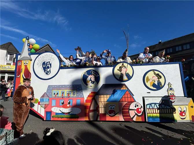 Bunt geschmückte Wagen beim Rosenmontagszug in Waldbreitbach.  Foto: Anabel Schmitz