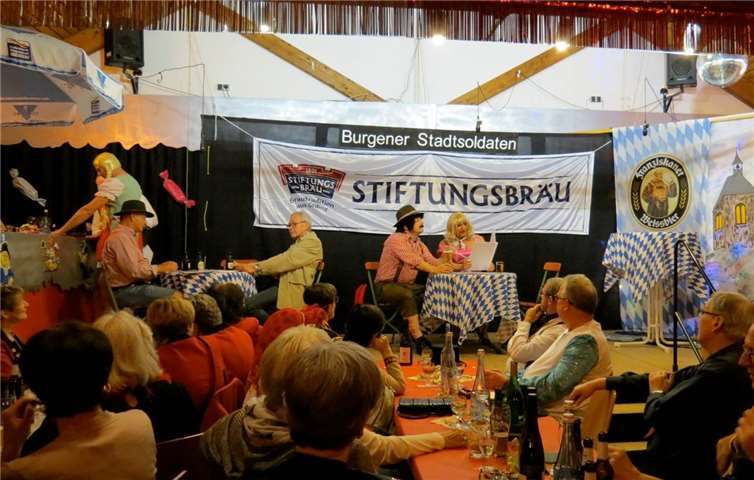 Bunt ging es zu bei der Karnevalssitzung in Burgen.Nina Günther