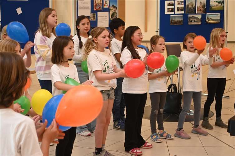 Bunt ging es zu in der Ochtendunger Kulturhalle.