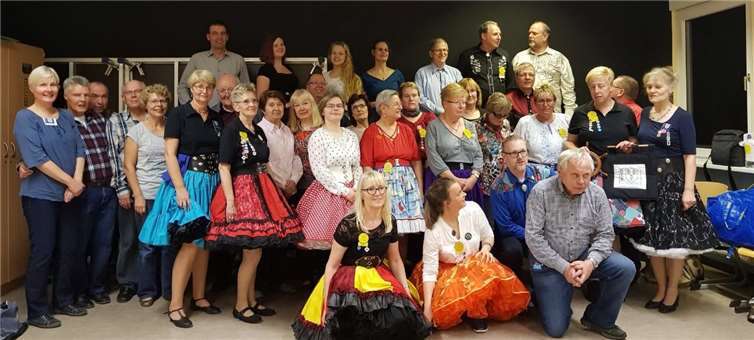 Bunt kostümiert erschienen einige Tänzer zum Clubabend. Ceramic Dancers