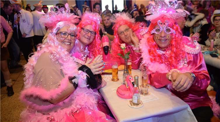 Bunt kostümiert kam die Flamingogruppe zur Sitzung.