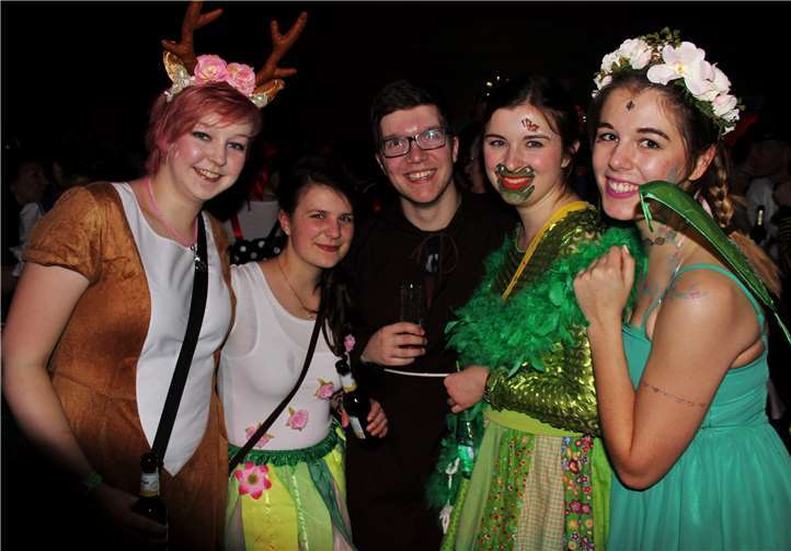 Bunt kostümiert und bestens gelaunt – das traf aufdie Besucher des Köhballs ohne Frage zu.