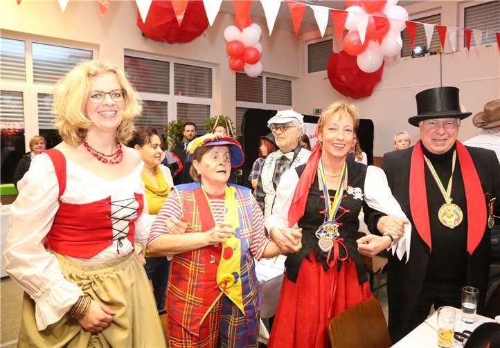 Bunt kostümiert und bestens gelaunt waren die Jecken.