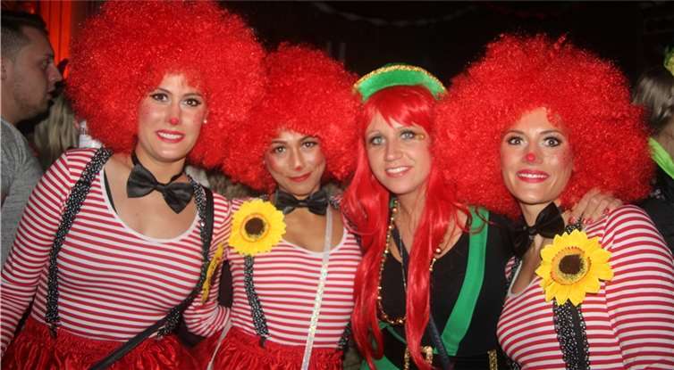 Bunt kostümiert und gut gelaunt feierten die Jecken in der Sporthalle.