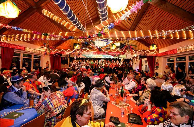 Bunt, kostümiert und zahlreich war die Narrenschar in den närrisch geschmückten Gemeindesaal gekommen.