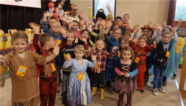 Bunt kostümiert waren die kleinen Jecken im Dattenberger „Kinder-Gürzenich“ unterwegs. Fotos: privat