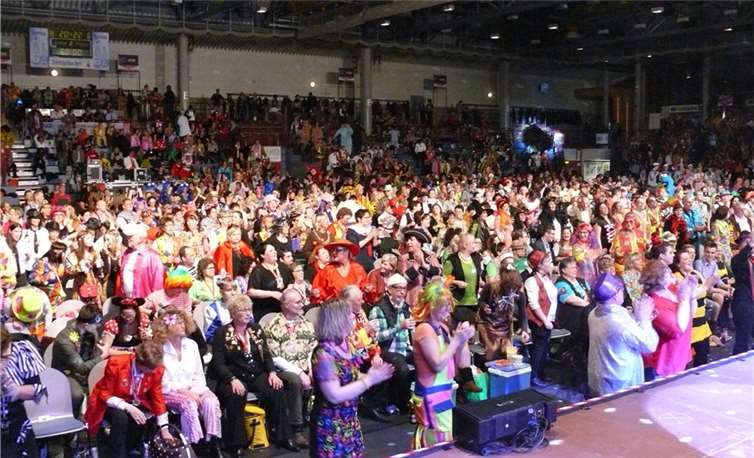 Bunt kostümierte Karnevalsfreunde "belagerten" die stimmungsvolle CONLOG Arena.