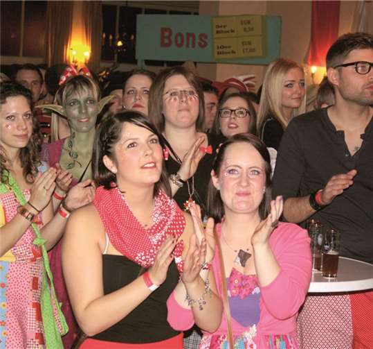 Bunt kostümierte Narren aus allen Himmelsrichtungen fanden den Weg ins Hotel Weinstock.