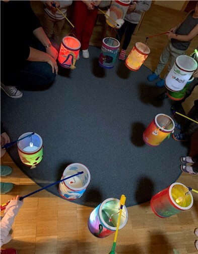 Bunt leuchten die Laternen.